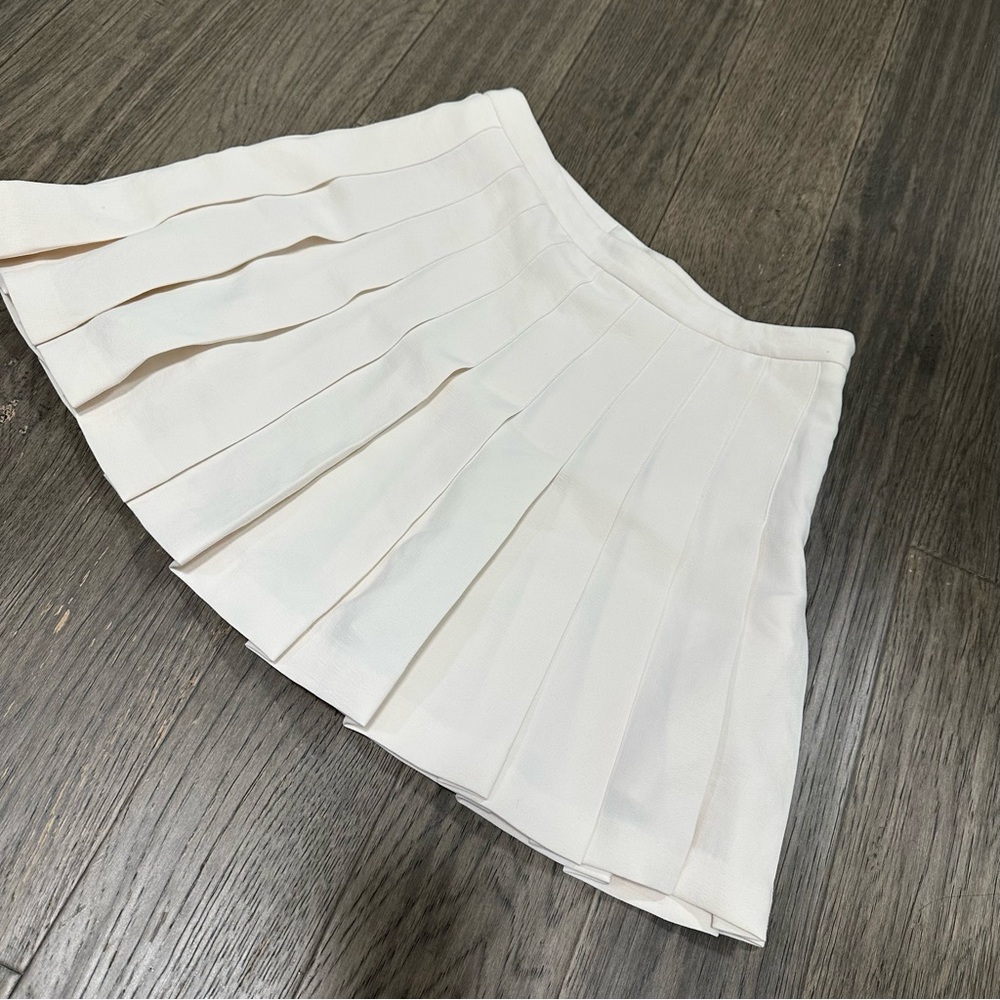 Aritzia Wilfred White pleats mini skirt Sz 4